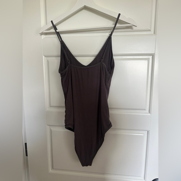 Ribbed Aritzia Talula Charcoal Bodysuit - Picture 4 of 4